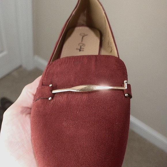 Jessica Carlyle Burgundy Suede Loafers with Decorative Gold Band - Picture 4 of 7